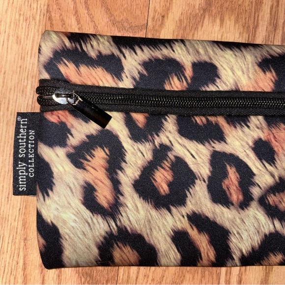 Simply Southern Leopard Print Make Up Bag Zipper Closure Lightly Padded - Picture 2 of 5